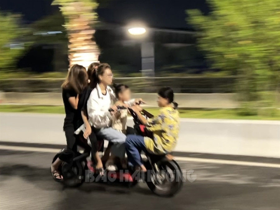 4 nữ sinh chở theo bé gái trên một chiếc xe điện lao dốc cầu chữ Y